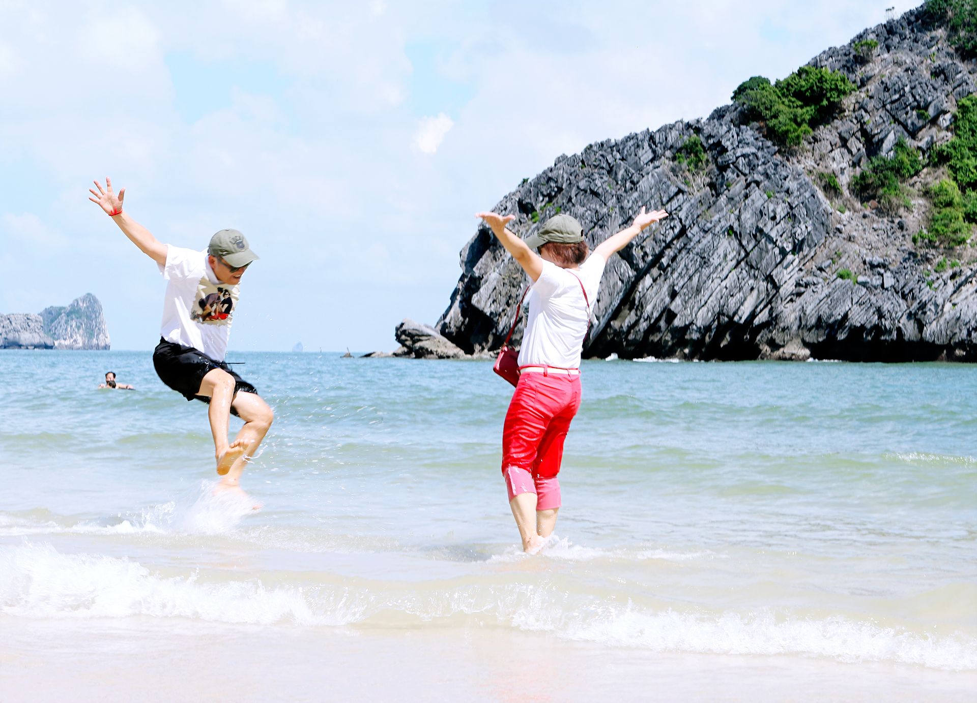晨遊下龍灣 · 午後返回河內  🌅 海上晨曦 × 登高遠眺 × 河內西湖漫遊