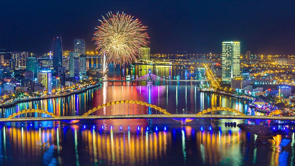 抵達峴港 · 山茶半島 · 靈應寺祈福 · 龍橋夜景 · 當地夜市 · 海灘漫步